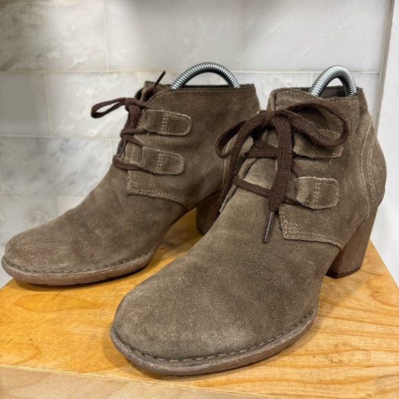 Clarks Artisan Carleta Lyon Brown Suede Lace Up Ankle Boots Booties size 9 - Picture 1 of 8